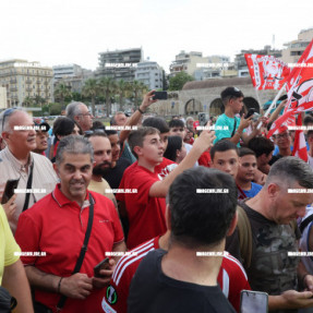 ΤΑ ΤΡΟΠΑΙΑ ΤΟΥ ΟΛΥΜΠΙΑΚΟΥ ΣΤΟ ΛΙΜΑΝΙ