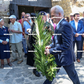 ΚΑΤΑΘΕΣΗ ΣΤΕΦΑΝΩΝ ΣΤΗ ΣΤΑ ΜΑΚΑΣΙ