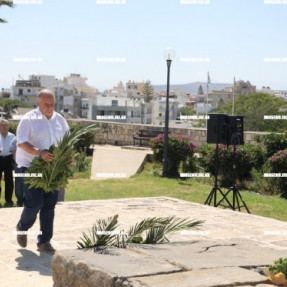 ΚΑΤΑΘΕΣΗ ΣΤΕΦΑΝΩΝ ΣΤΟ ΤΑΦΟ ΤΟΥ ΚΑΖΑΝΤΖΑΚΗ