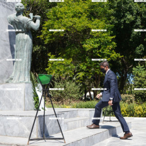 ΚΑΤΑΘΕΣΗ ΣΤΕΦΑΝΩΝ ΓΙΑ ΤΗΝ ΜΑΧΗ ΤΗΣ ΚΡΗΤΗΣ