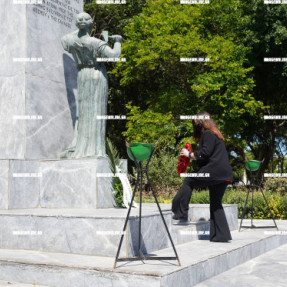 ΚΑΤΑΘΕΣΗ ΣΤΕΦΑΝΩΝ ΓΙΑ ΤΗΝ ΜΑΧΗ ΤΗΣ ΚΡΗΤΗΣ