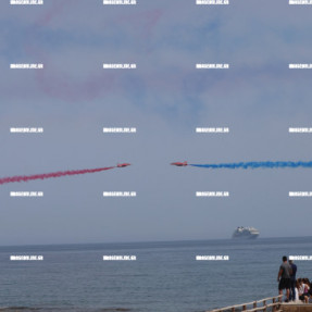 ΑΕΡΟΠΟΡΙΚΗ ΕΠΙΔΕΙΞΗ RED ARROWS ΣΤΑ ΧΑΝΙΑ ΓΙΑ ΤΗ ΜΑΧΗ ΤΗΣ ΚΡΗΤΗΣ