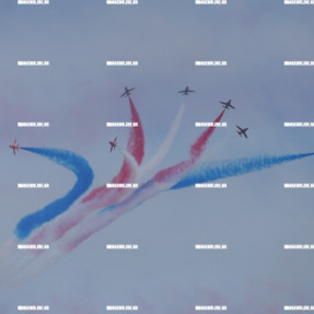 ΑΕΡΟΠΟΡΙΚΗ ΕΠΙΔΕΙΞΗ RED ARROWS ΣΤΑ ΧΑΝΙΑ ΓΙΑ ΤΗ ΜΑΧΗ ΤΗΣ ΚΡΗΤΗΣ