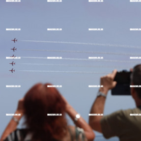 ΑΕΡΟΠΟΡΙΚΗ ΕΠΙΔΕΙΞΗ RED ARROWS ΣΤΑ ΧΑΝΙΑ ΓΙΑ ΤΗ ΜΑΧΗ ΤΗΣ ΚΡΗΤΗΣ