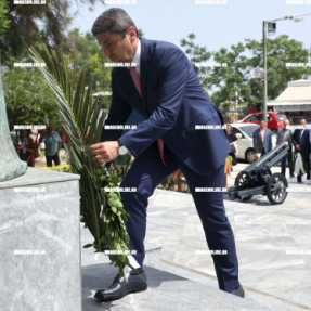 ΚΑΤΑΘΕΣΗ ΣΤΕΦΑΝΩΝ ΓΙΑ ΤΗΝ ΕΠΕΤΕΙΟ ΤΗΣ ΜΑΧΗΣ ΤΗΣ ΚΡΗΤΗΣ