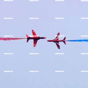 ΑΕΡΟΠΟΡΙΚΗ ΕΠΙΔΕΙΞΗ RED ARROWS ΣΤΑ ΧΑΝΙΑ ΓΙΑ ΤΗ ΜΑΧΗ ΤΗΣ ΚΡΗΤΗΣ