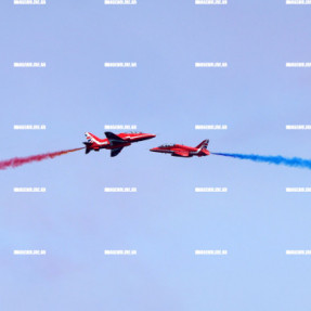 ΑΕΡΟΠΟΡΙΚΗ ΕΠΙΔΕΙΞΗ RED ARROWS ΣΤΑ ΧΑΝΙΑ ΓΙΑ ΤΗ ΜΑΧΗ ΤΗΣ ΚΡΗΤΗΣ