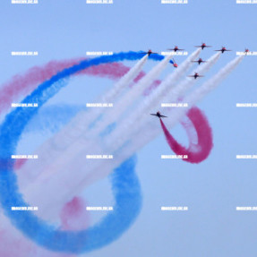 ΑΕΡΟΠΟΡΙΚΗ ΕΠΙΔΕΙΞΗ RED ARROWS ΣΤΑ ΧΑΝΙΑ ΓΙΑ ΤΗ ΜΑΧΗ ΤΗΣ ΚΡΗΤΗΣ