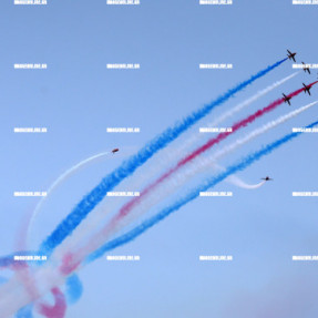 ΑΕΡΟΠΟΡΙΚΗ ΕΠΙΔΕΙΞΗ RED ARROWS ΣΤΑ ΧΑΝΙΑ ΓΙΑ ΤΗ ΜΑΧΗ ΤΗΣ ΚΡΗΤΗΣ