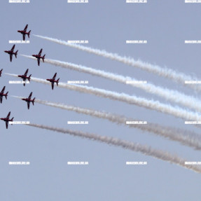 ΑΕΡΟΠΟΡΙΚΗ ΕΠΙΔΕΙΞΗ RED ARROWS ΣΤΑ ΧΑΝΙΑ ΓΙΑ ΤΗ ΜΑΧΗ ΤΗΣ ΚΡΗΤΗΣ