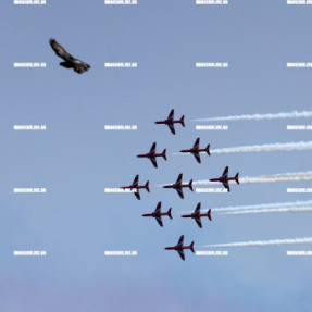 ΑΕΡΟΠΟΡΙΚΗ ΕΠΙΔΕΙΞΗ RED ARROWS ΣΤΑ ΧΑΝΙΑ ΓΙΑ ΤΗ ΜΑΧΗ ΤΗΣ ΚΡΗΤΗΣ