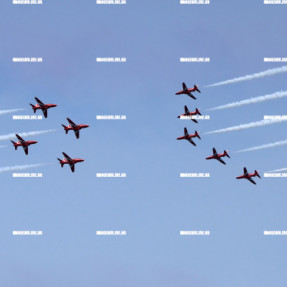 ΑΕΡΟΠΟΡΙΚΗ ΕΠΙΔΕΙΞΗ RED ARROWS ΣΤΑ ΧΑΝΙΑ ΓΙΑ ΤΗ ΜΑΧΗ ΤΗΣ ΚΡΗΤΗΣ