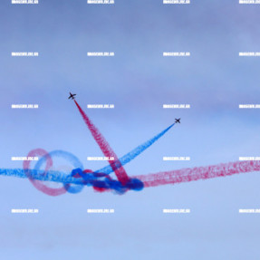 ΑΕΡΟΠΟΡΙΚΗ ΕΠΙΔΕΙΞΗ RED ARROWS ΣΤΑ ΧΑΝΙΑ ΓΙΑ ΤΗ ΜΑΧΗ ΤΗΣ ΚΡΗΤΗΣ