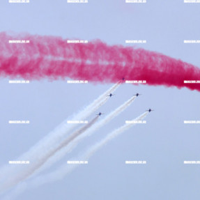 ΑΕΡΟΠΟΡΙΚΗ ΕΠΙΔΕΙΞΗ RED ARROWS ΣΤΑ ΧΑΝΙΑ ΓΙΑ ΤΗ ΜΑΧΗ ΤΗΣ ΚΡΗΤΗΣ