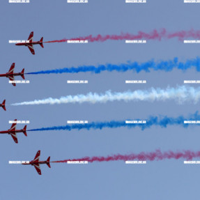 ΑΕΡΟΠΟΡΙΚΗ ΕΠΙΔΕΙΞΗ RED ARROWS ΣΤΑ ΧΑΝΙΑ ΓΙΑ ΤΗ ΜΑΧΗ ΤΗΣ ΚΡΗΤΗΣ